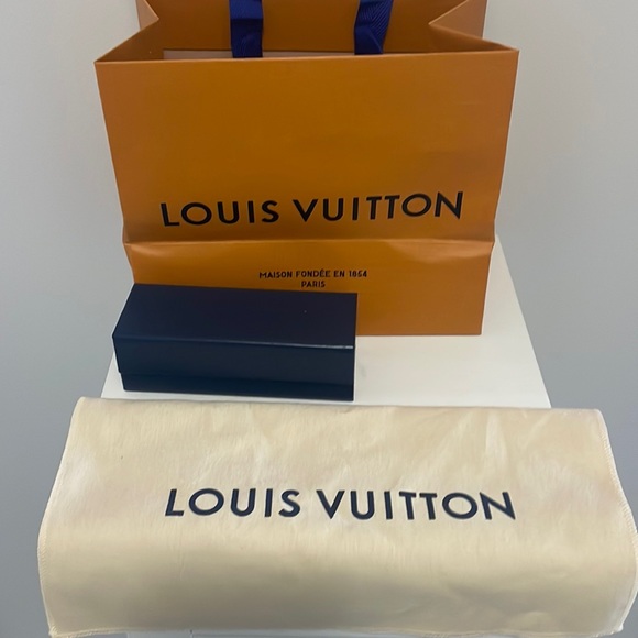Authentic Louis Vuitton sunglasses case, pouch and gift/shopping bag - Picture 1 of 5